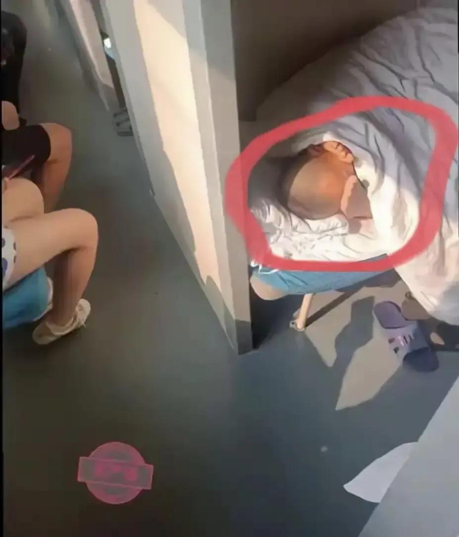 高铁卧铺里冒出个“分身术”灰卫衣大哥裹成粽子只露脑袋，脚却从下层铺位神出鬼没，一