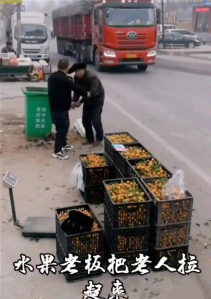 路边有一男子在卖橘子，这时走来一女子要买橘子，男子说10元6斤，女子讨价还价，就