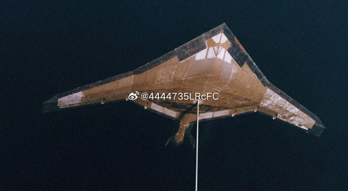 洛克希德公司的“高级钉”隐形轰炸机，基于棱角分明的F-117“夜鹰”攻击机发展而来的，使用了带有V型