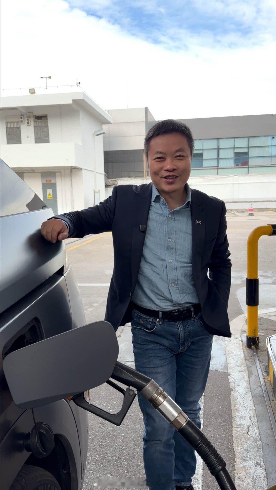 小鹏X9下一代增程今晚上市！早上，何小鹏大师兄为一台X9超级增程加满第一箱油，满