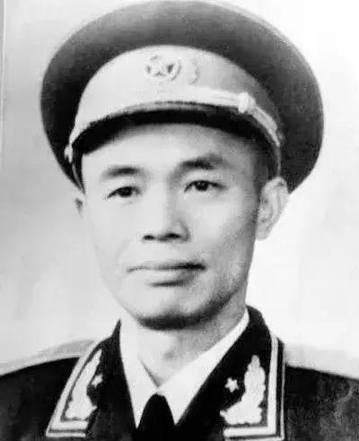 开国少将钟伟有“中国巴顿”的美誉。晚年病重住院，老领导黄克诚去看他。聊天时，黄克