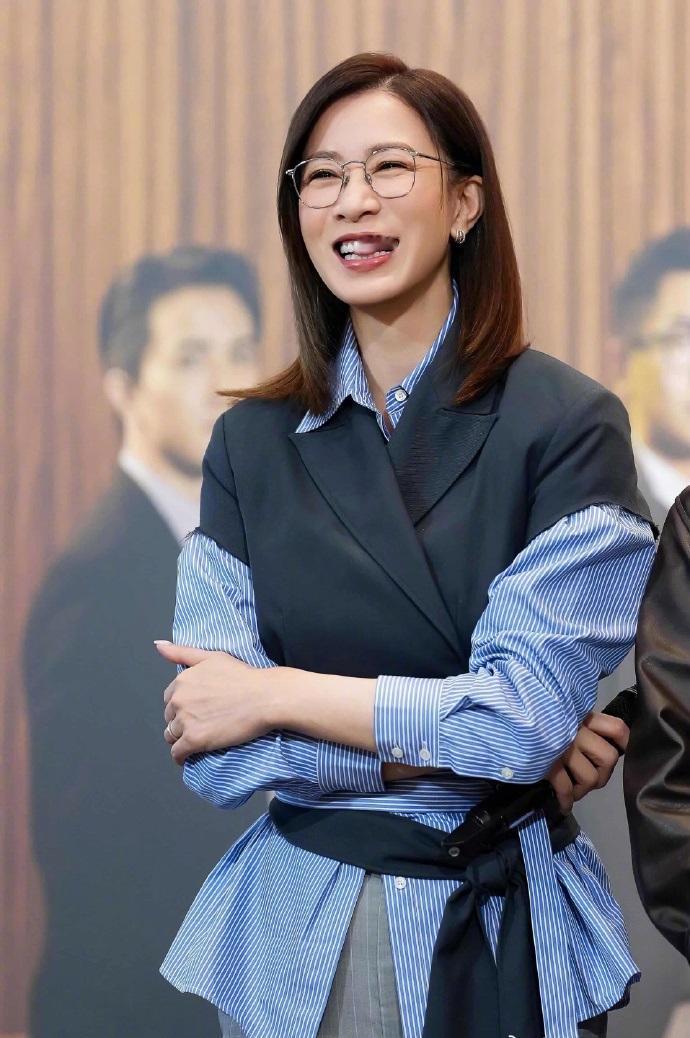 最近佘诗曼在出席宣传活动的时候搭配的很有潮流时尚范儿，看上去特别的显年轻。佘