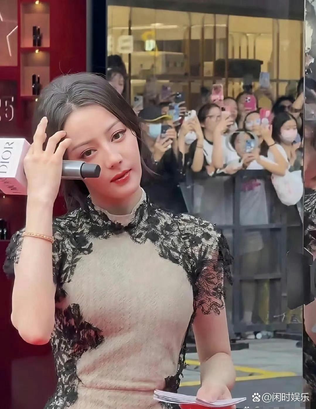 别被镜头骗了！这才是迪丽热巴最真实的身材