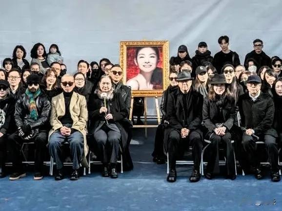 大S雕像揭幕仪式大合照！湾湾娱乐圈响当当的人物都来了，足以说明大S在娱乐圈的好