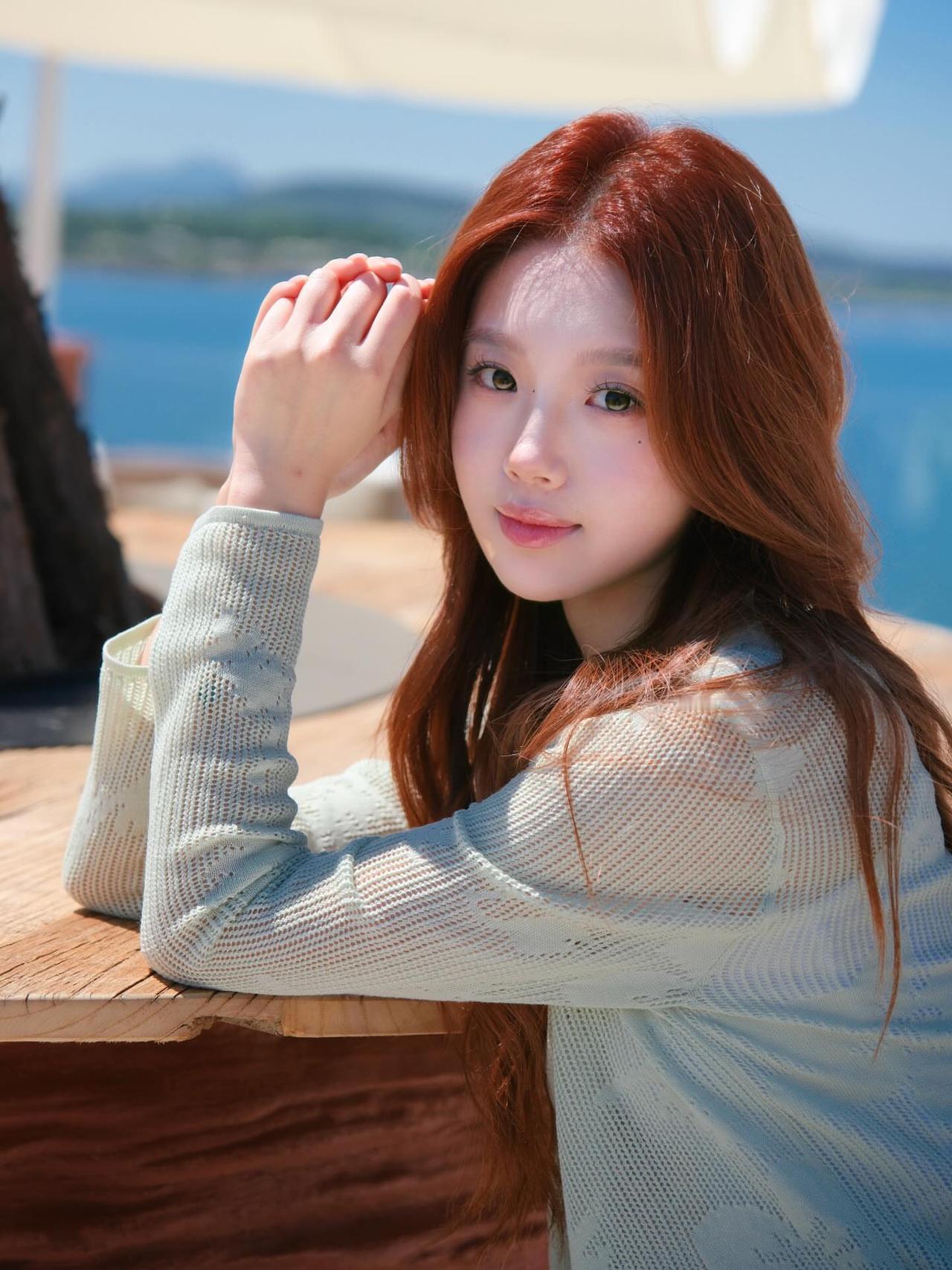 阳光下的红发少女，海边的清新时光魅力街拍一起分享