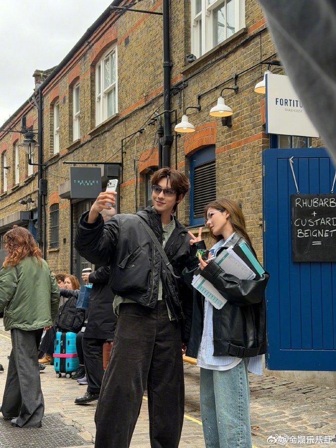 张予曦拍完照来了段hiphop张予曦拍完照即兴hiphop也太可爱了！浪姐特