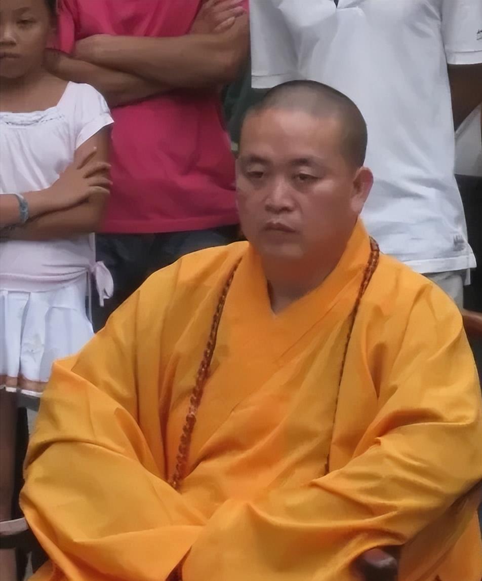 少林寺的新老方丈，从长相上就能看出来，完全不同。释永信，膘肥体壮，面带凶相，一看