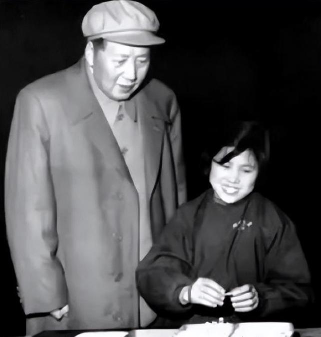 1958年，毛主席来到沈阳机床电器厂视察，全厂工人都低头不语，只有一位年轻女性大
