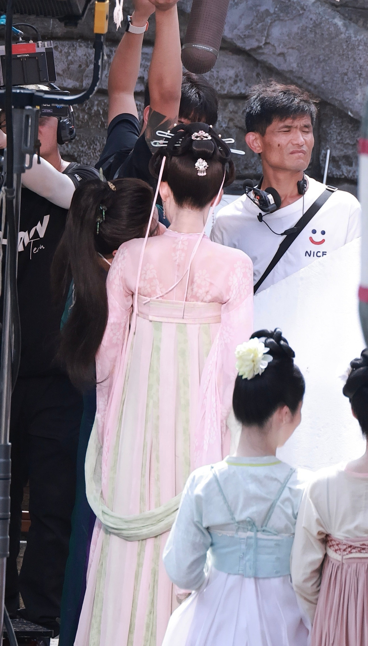 此男就这样极力给老婆洗脑咱俩是天生一对还把头靠老婆肩膀上曾舜晞蔺承佑曾舜晞攻玉