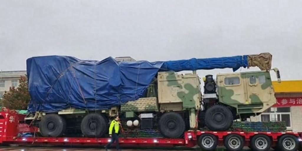 最近网曝一款中国新型车载电磁炮，架在四轴军卡上，标志着咱们的电磁武器从“下海”变