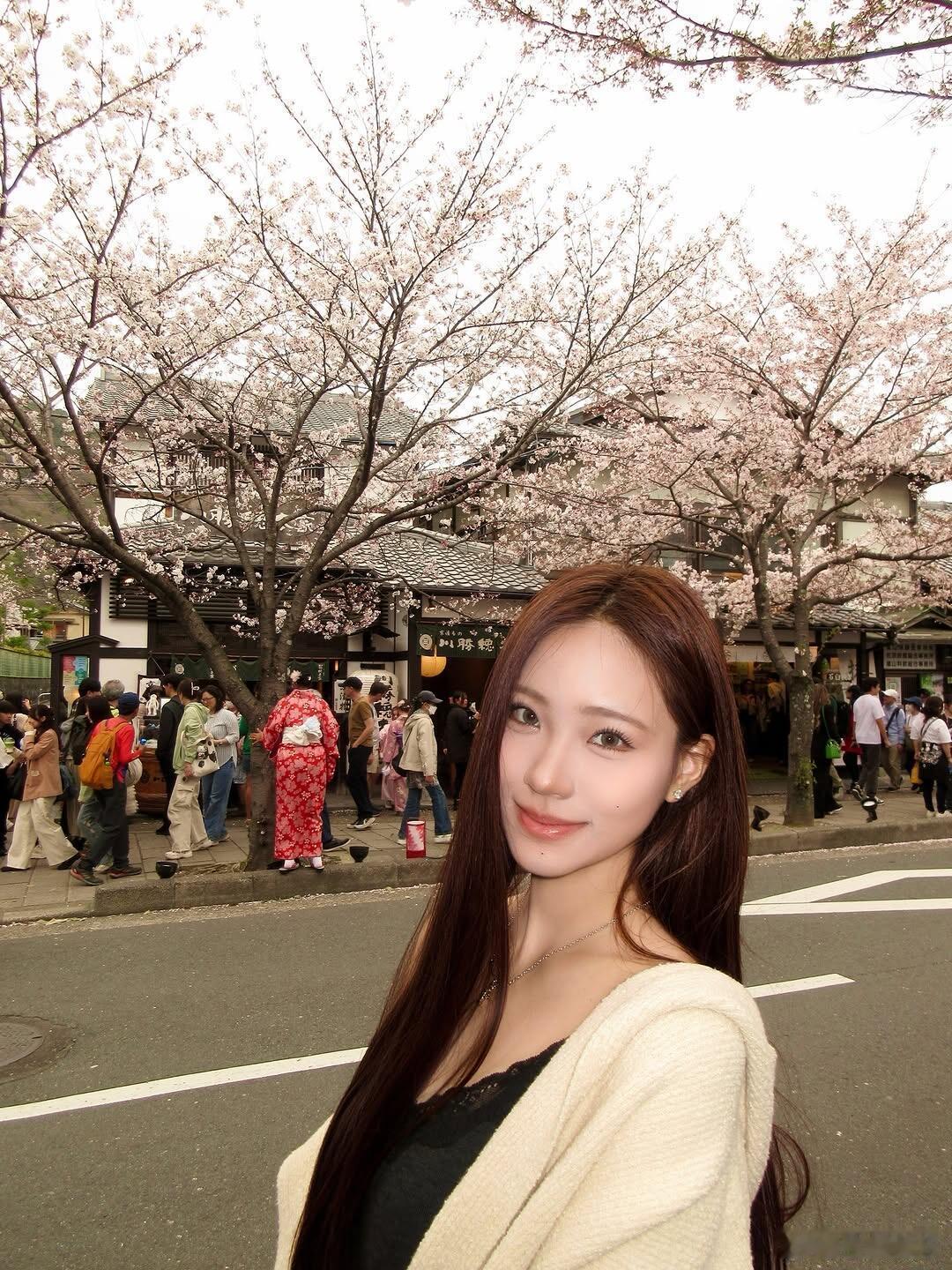 小S二女儿Lily去日本旅行，从头到脚都散发着精心打理的精致感，她的脸蛋也是把S