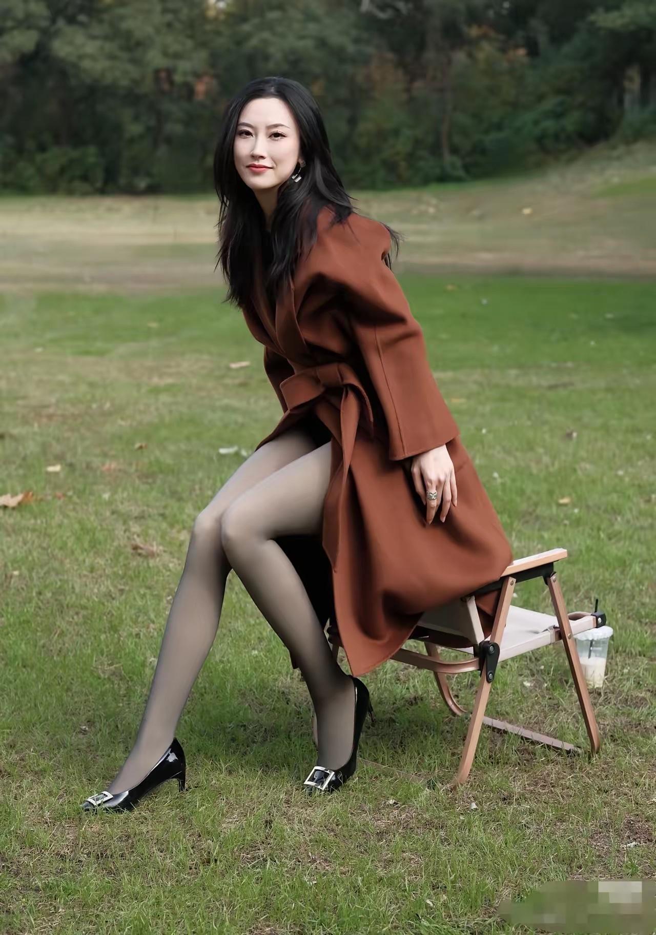 惊鸿一瞥。似镜波半掩