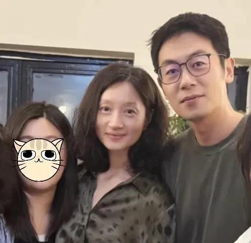 朱亚文为女儿庆祝生日，沈佳妮素颜出镜，夫妻甜蜜，打破婚变传闻近日，朱亚文和沈佳