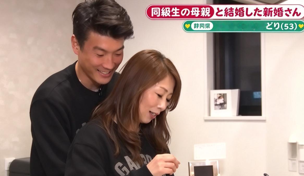 55岁的日本女人嫁给女儿的同学——小21岁的富冈勇。采访中，她坦诚更年期后在亲密