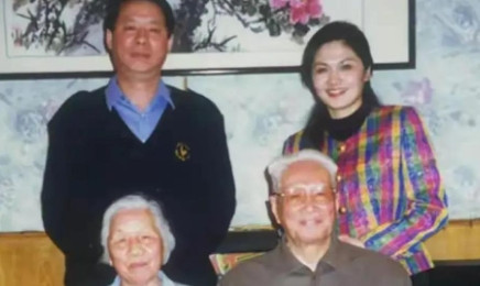 开国将军张震夫妇与儿子张宁阳、儿媳韩月乔留下了一张合影。当时拍摄照片的时候，张震