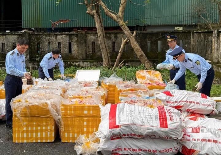 越南河静省在高速公路上发现一辆运输2.6吨多不明器官的车辆3月11日，市场管理