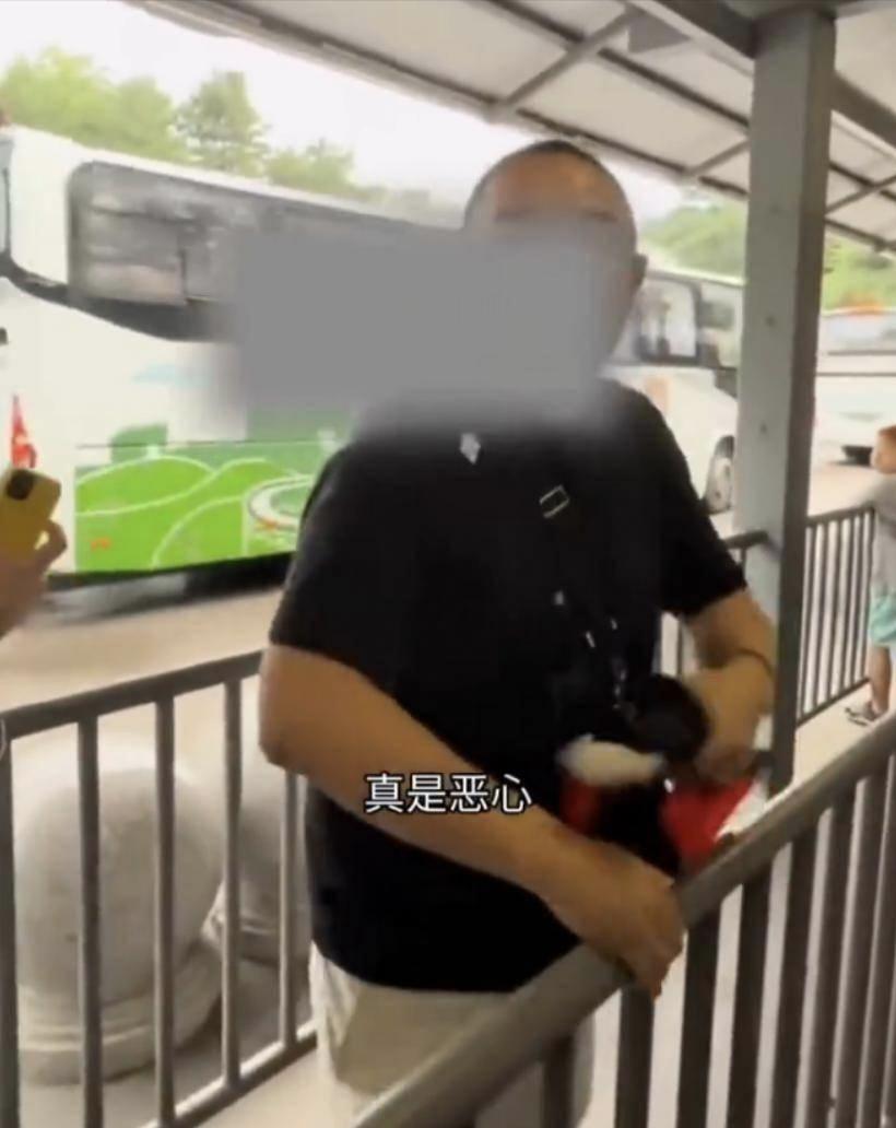 北京带外籍游客插队的男子犯了三个错误。第一，插队，不顾他人劝阻，把前面守秩序的游