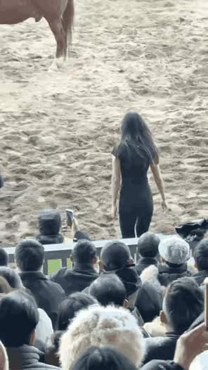 为什么骑马，没有马凳，岂不是好尴尬，那么多人看着