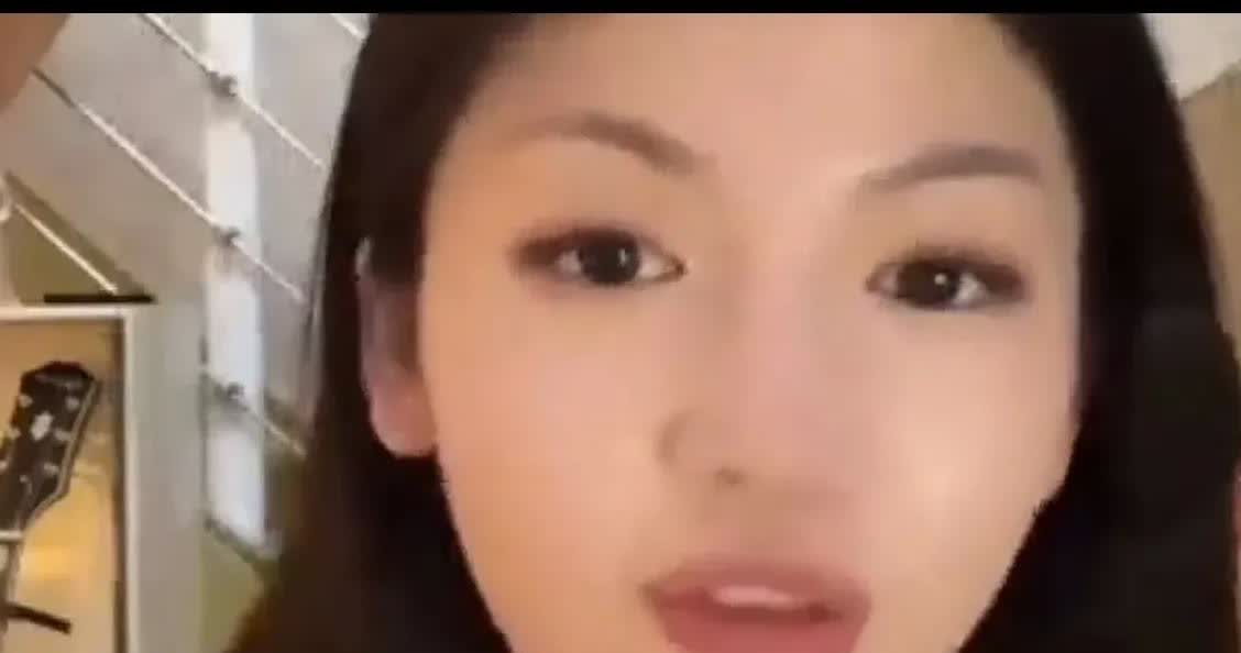 草帽姐女儿乐乐马上就要毕业了，本想去英国继续深造，可母亲父亲都病了，她也没办法再