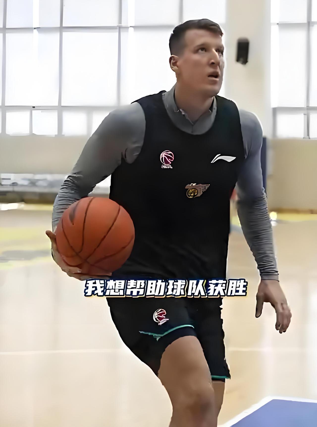 广东宏远新援首秀可打8分卢卡·博日奇一来广东宏远第二天就参加队