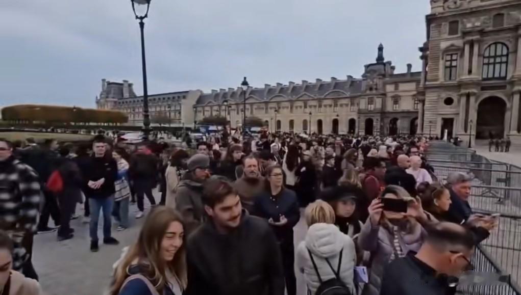 卢浮宫抢劫案详情。窃贼打破了博物馆的窗户，盗走了拿破仑及其妻子的珠宝：项链、胸