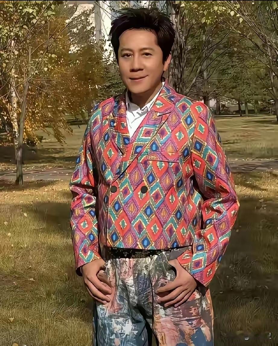 网友说这个人什么衣服都敢穿