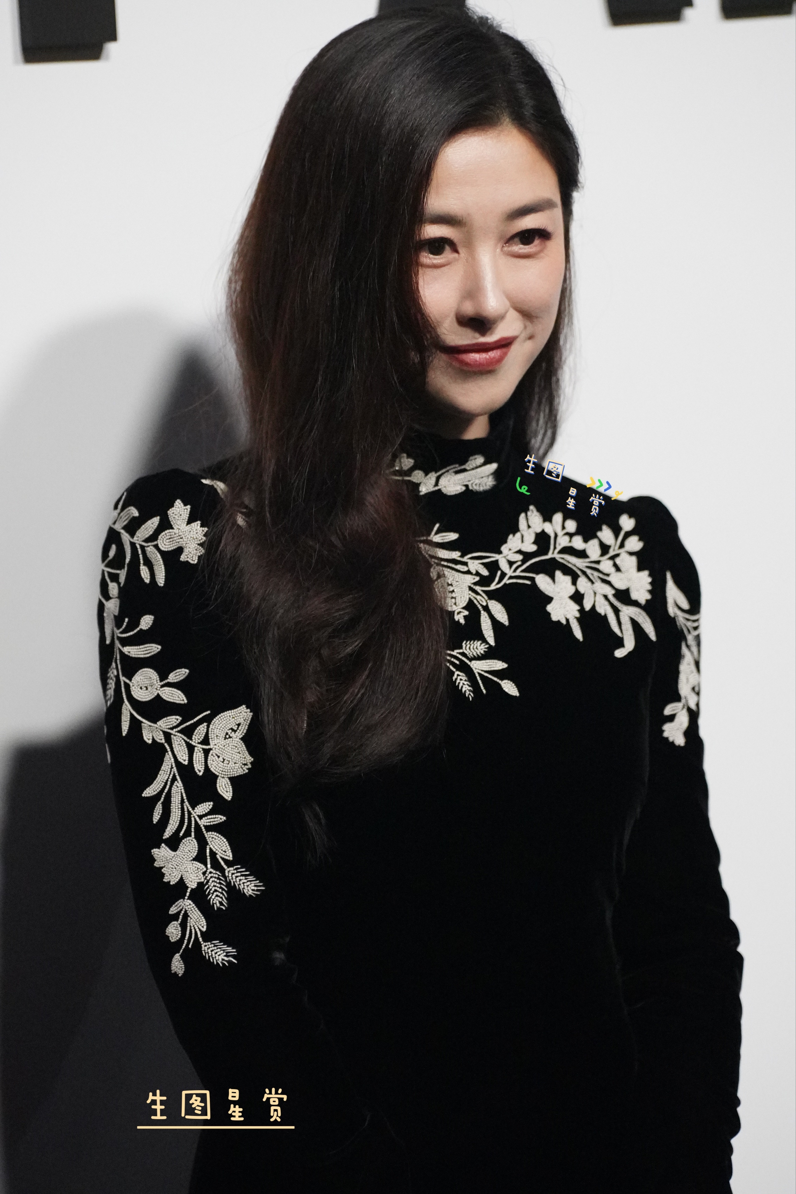 朱珠复古旗袍亮相Dior上海展览笑容迷死人，侧脸杀🖤