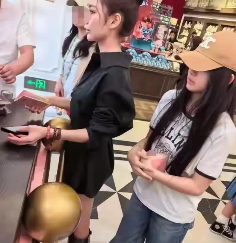 张颖颖发文暗讽马筱梅，身份五五分艳照满天飞，张兰眼光毒辣，不让张颖颖过门是对的。