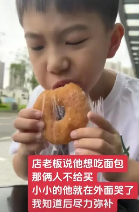 坐后备箱男孩的爸爸和后妈是初恋，后妈和前夫离婚后带着一个孩子嫁给了男孩的爸爸。其