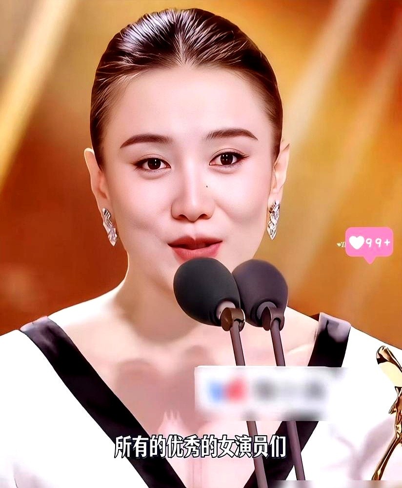 宋佳拿金鹰奖那天，红毯上梳了个大光明盘发，一根碎发都不留。后来在卡地亚活动、颁奖礼，甚至去杨天真的播