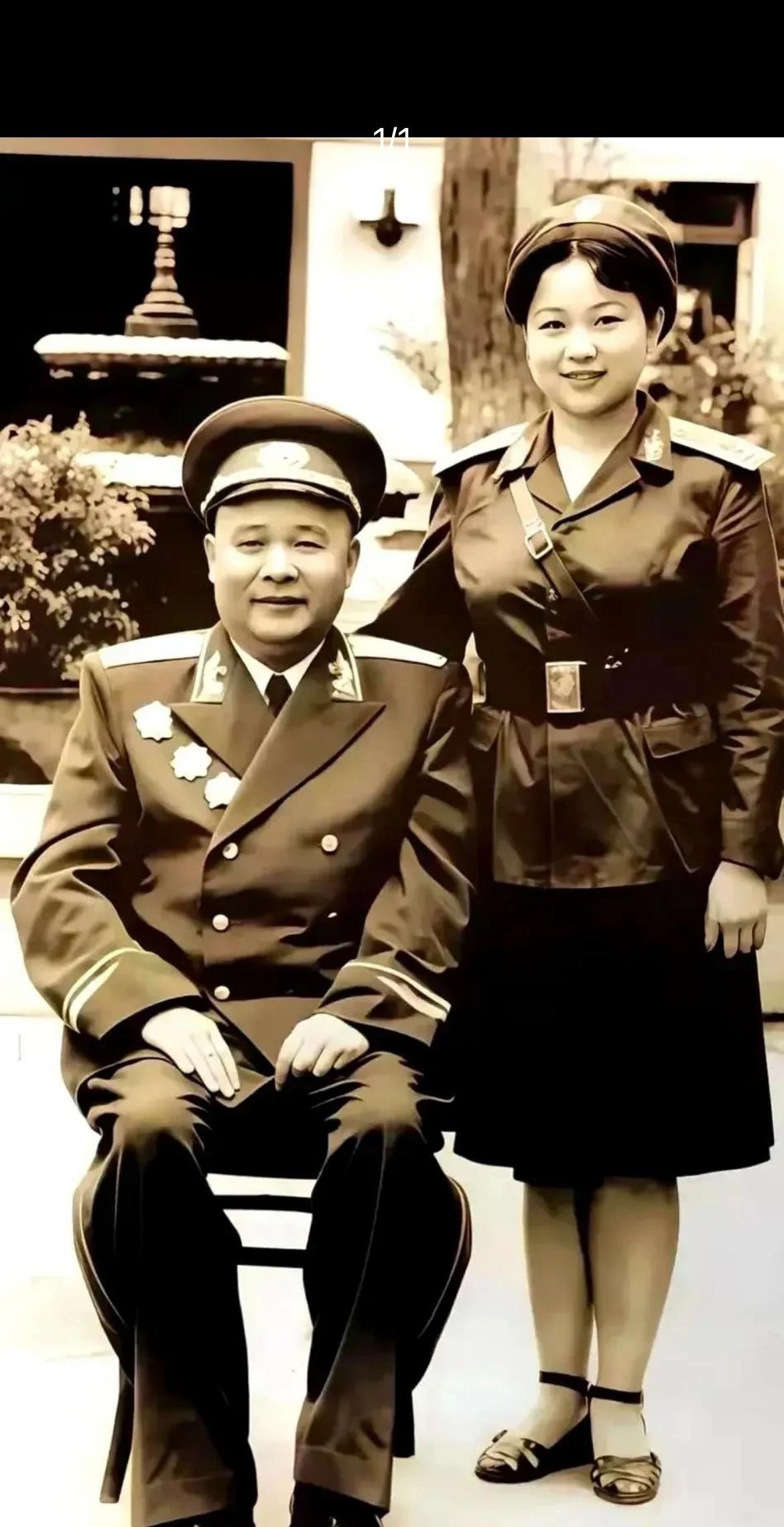 1961年夏天，徐海东大将与女儿徐文惠在大连疗养院的合影。徐海东自1938年因肺