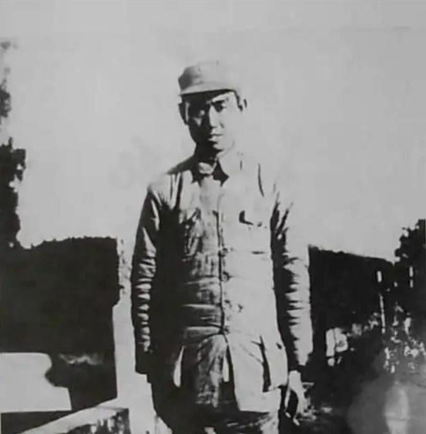 1937年12月，武汉八路军办事处内，大家正在热议新四军改编问题，时任中共中央长