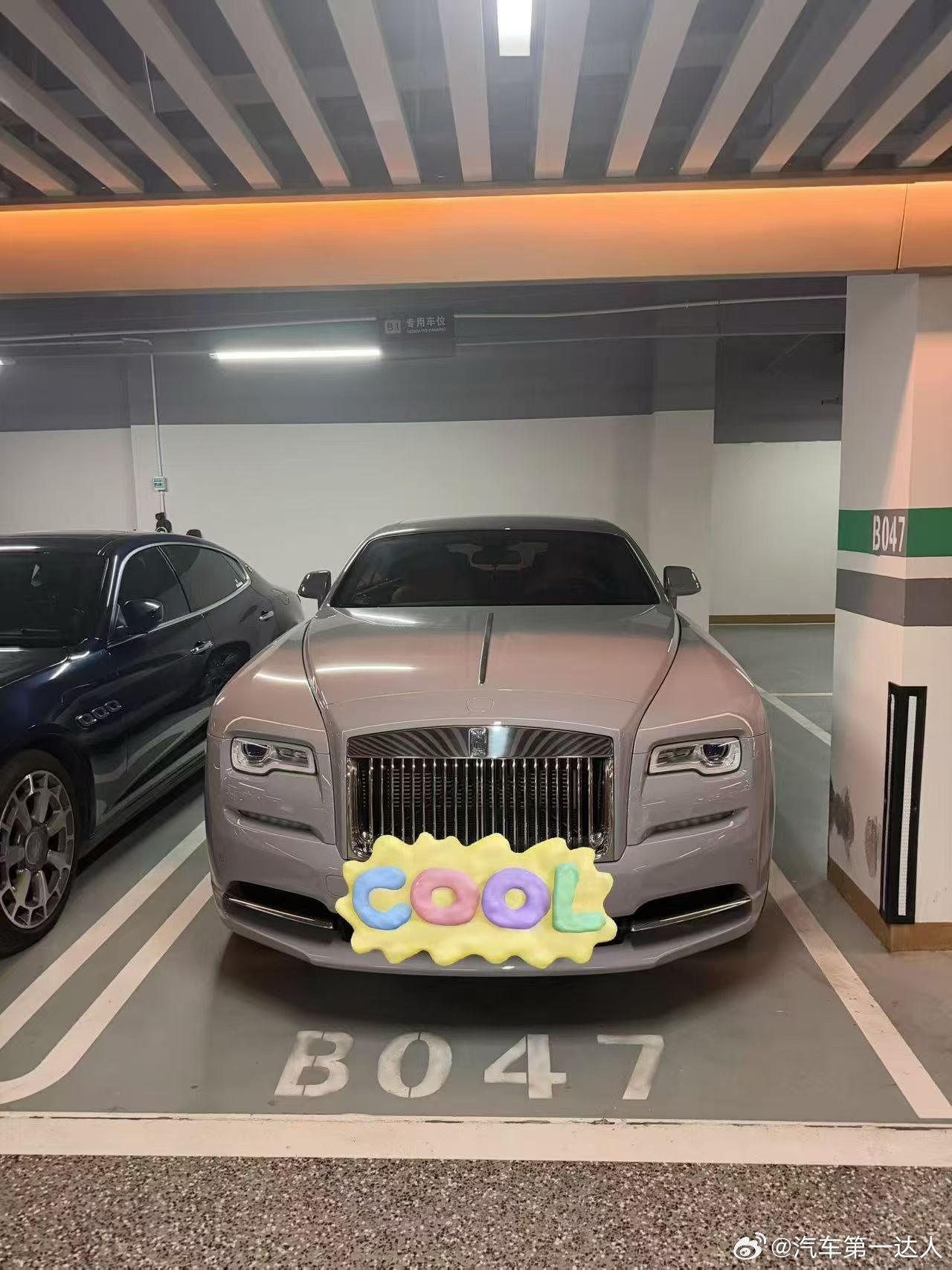 劳斯莱斯魅影二代，高定版配色风暴灰外，爱马仕橙内，流星顶腰线双拼方向盘