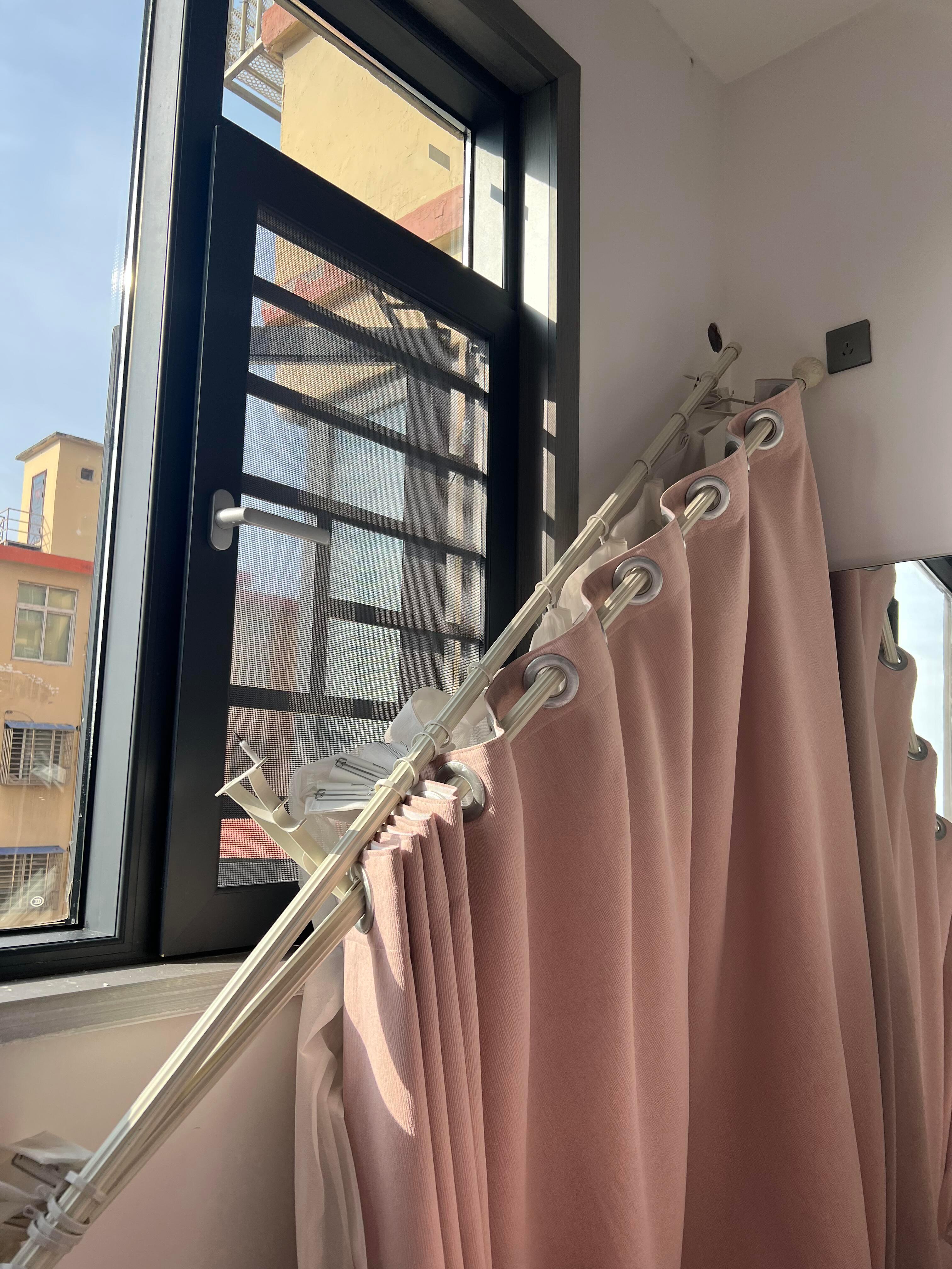 大学生回家摸了一下窗帘