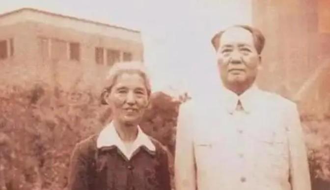 1950年，毛主席正在拆阅群众来信。其中一封信来自无锡，署名为“吴启瑞”，毛主席