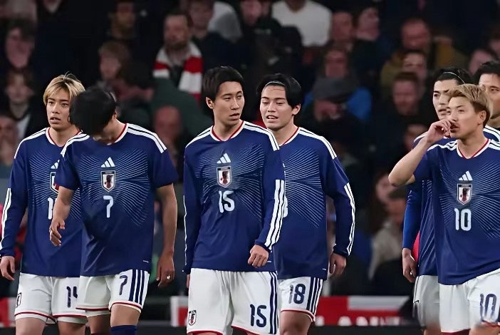 日本足球确实强于中国，但与欧洲强队仍有差距。不知大家是否看了比赛？日本客场赢英格