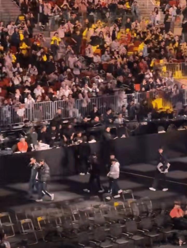 孙颖莎退场瞬间，全场目光齐刷刷锁定，观众席手机齐刷刷举起，镜头全程追着莎莎走，氛