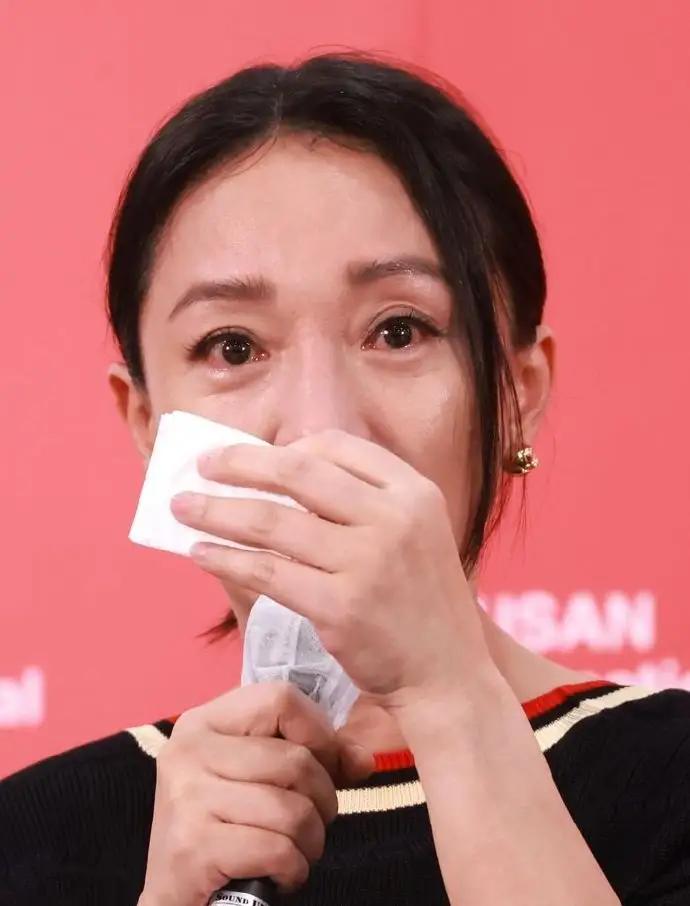 周迅在釜山电影节发布会现场落泪了！聊到电影里的哭戏，她谈起至亲离别这件事，瞬间