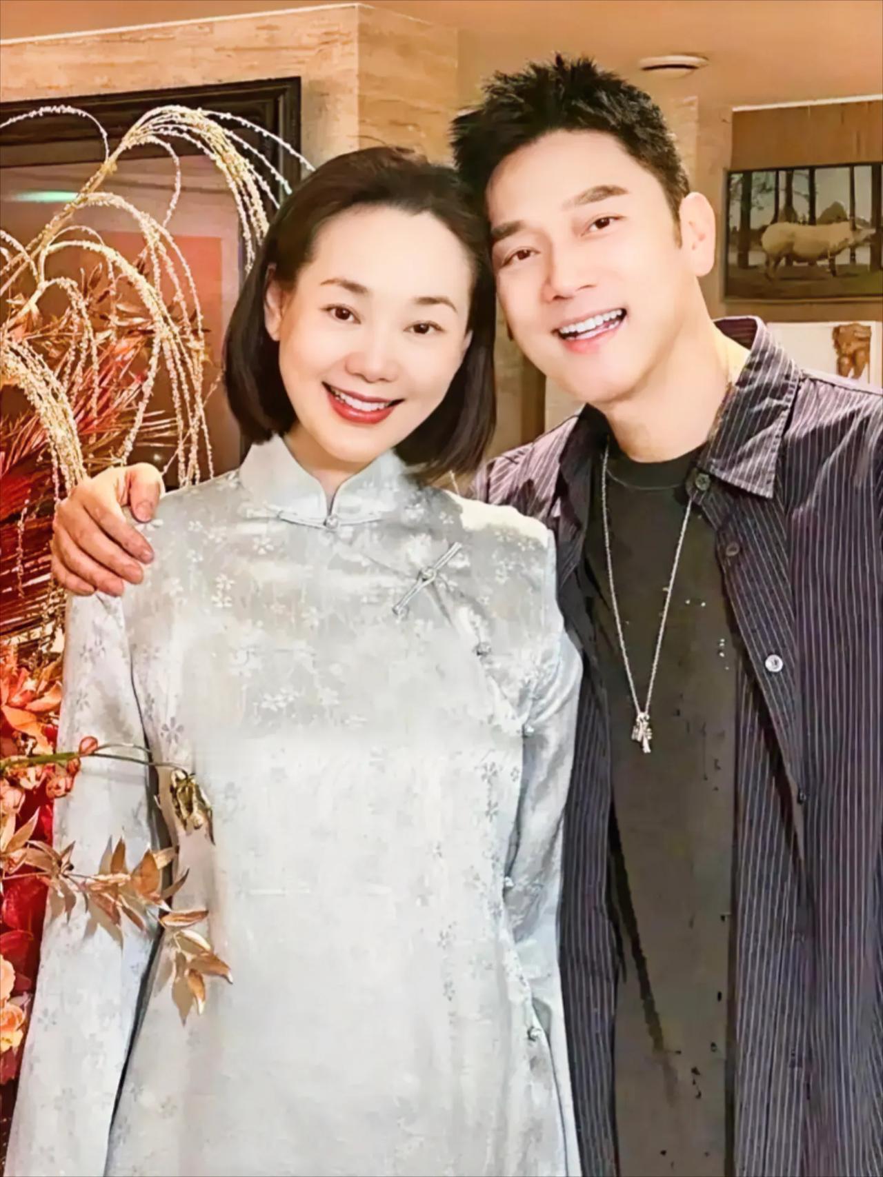 林依轮与妻子同框：岁月不败浪漫提及林依轮，许多人会立刻想起那首红遍大江南北