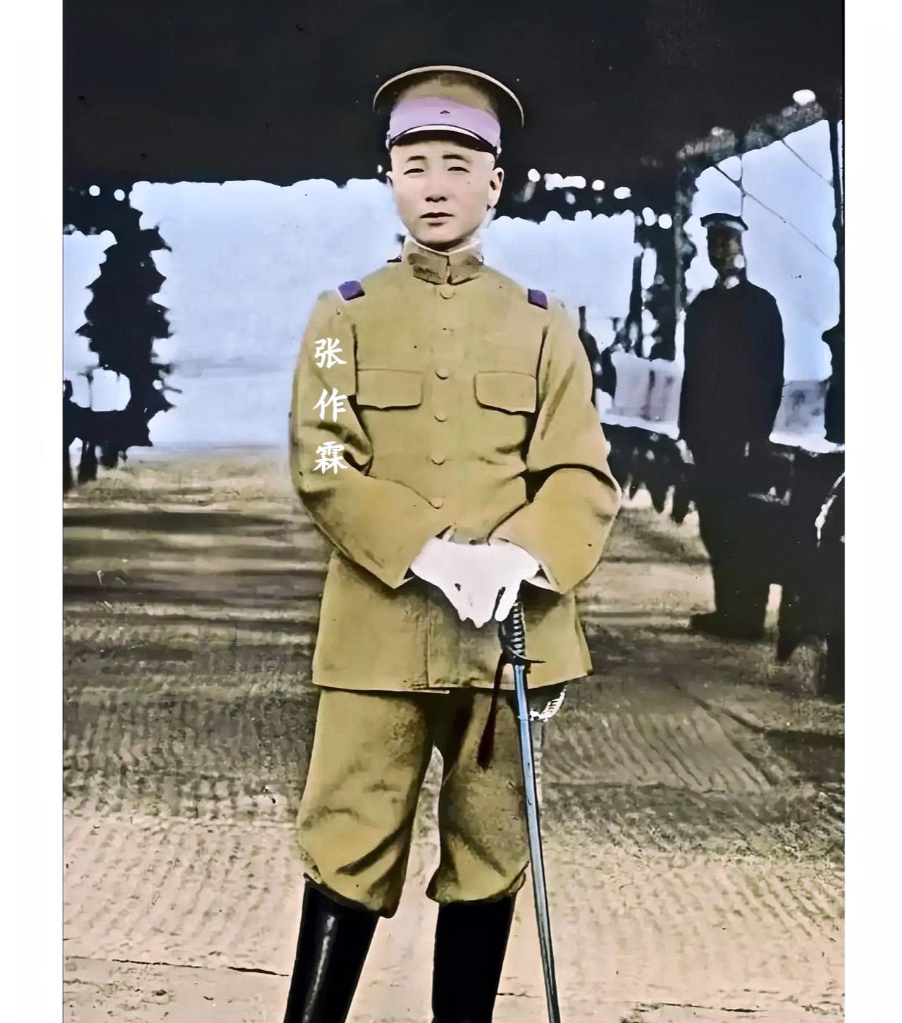 这才是1907年张作霖的真实貌相，这并非演戏，也并非电视剧里的演员，而是他年轻时