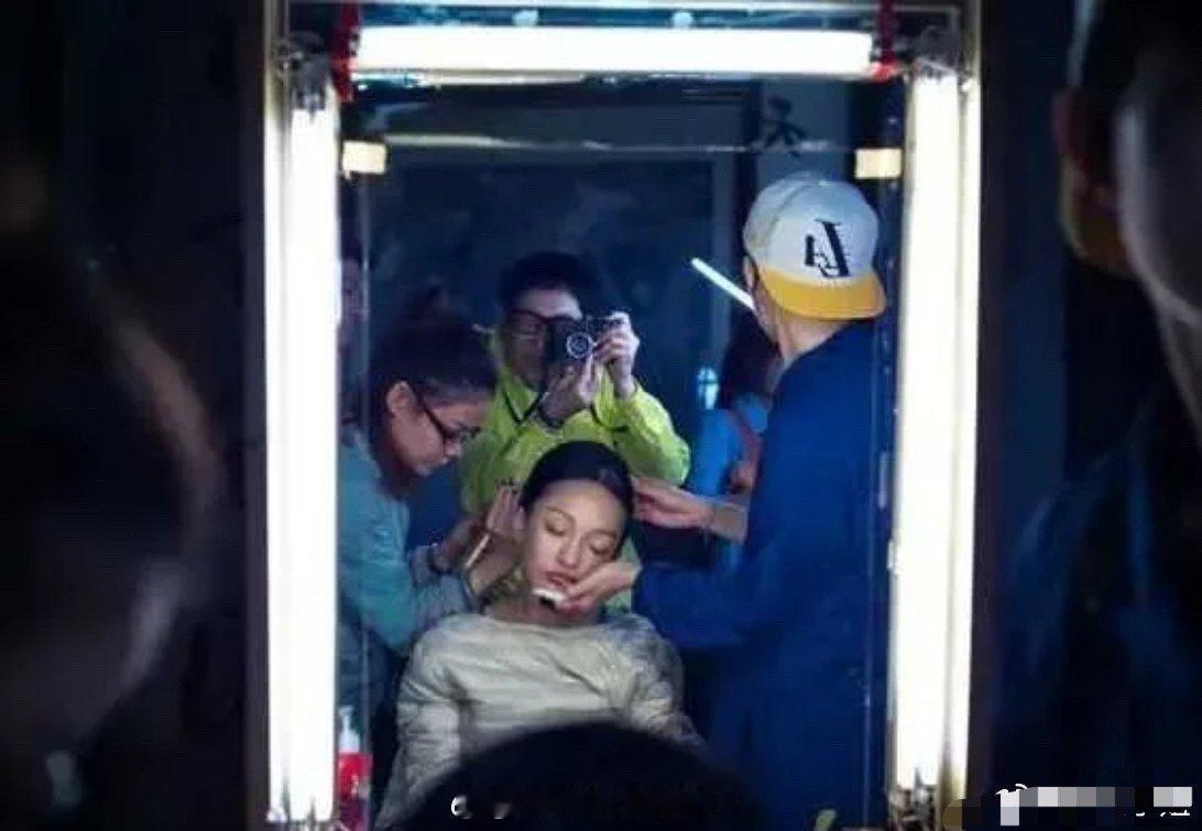 周迅拍《如懿传》时，化妆化着就睡觉了，工作人员拖着她的脸…