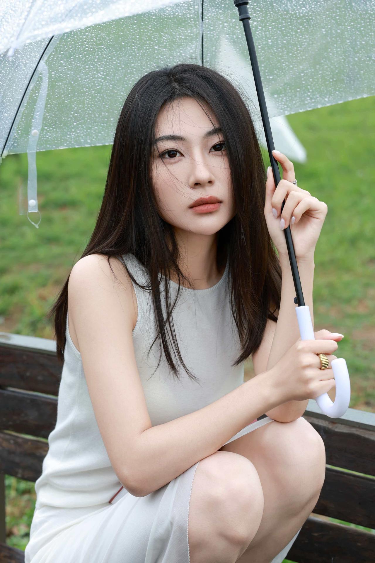 雨中漫步，清新自然，伞下少女，静谧如画。