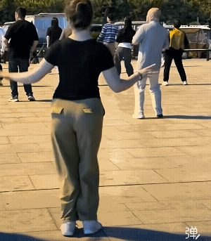 轻盈的舞步，这个美女各个关节跳的协调，所以就美极了，养眼！[点赞]