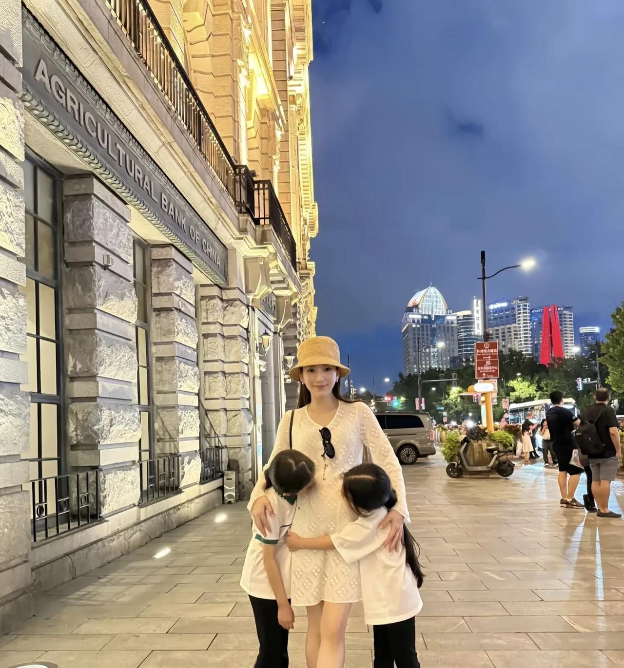 一直传说郭天王和他的经纪人小美在一起很多年了，因为在天王低谷的时候，小美不离不弃