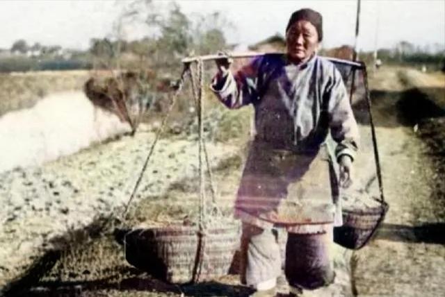 分享老历史照片这张老照片看了让人心疼，老人家一双小脚还挑着重担，旧社会的妇女真是