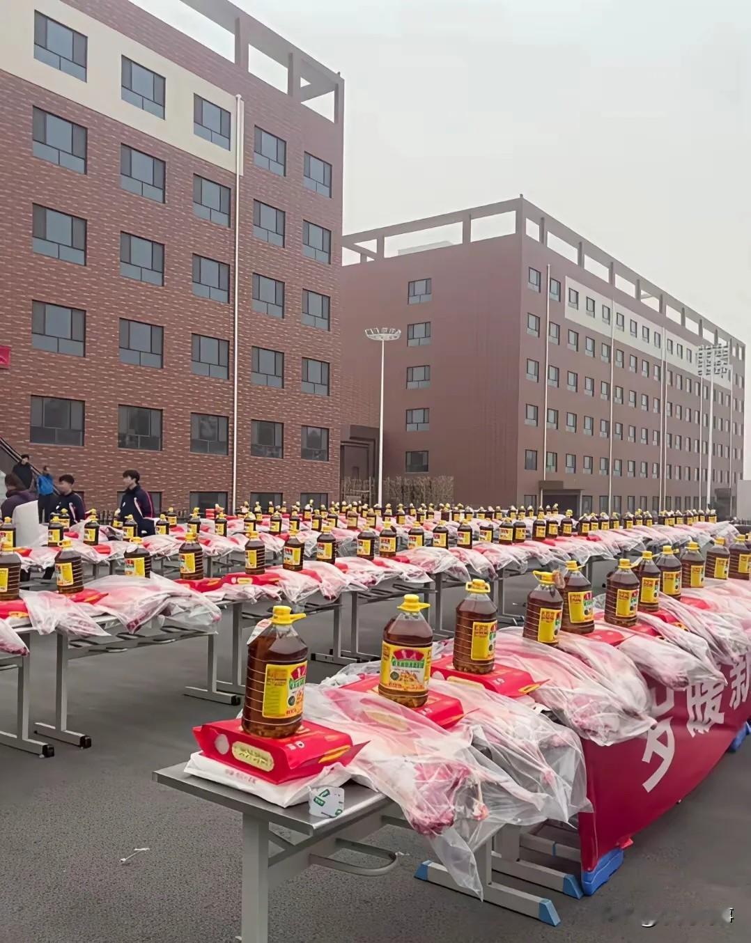 榆林一所中学的年货上了网。不是发奖金，是给每个老师准备了半只羊。榆林九中理