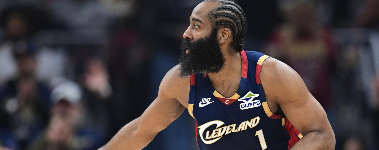 深陷失误泥潭！哈登主动揽责！今日，骑士队控卫詹姆斯-哈登接受了记...