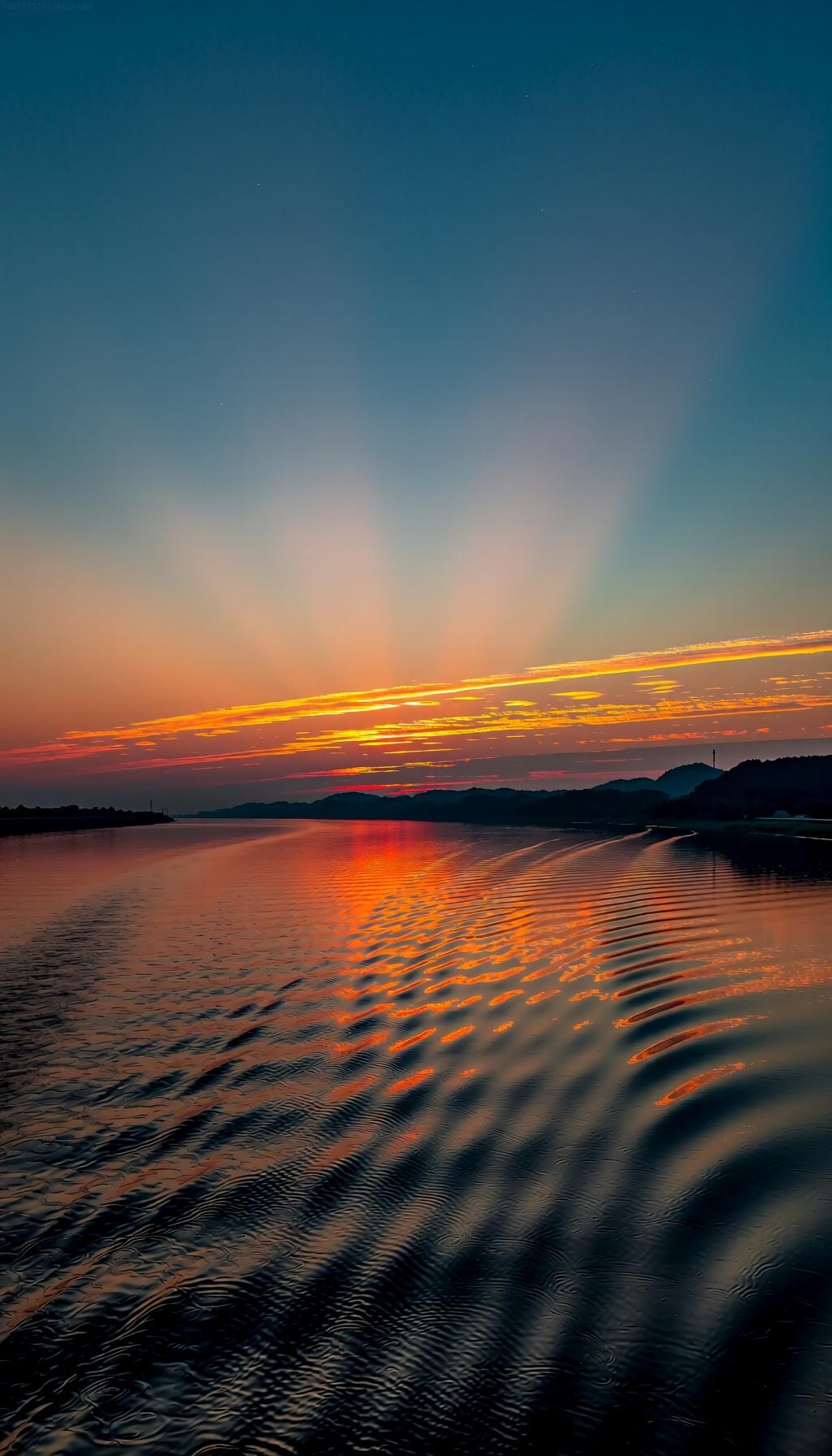 上联:日落西山霞光起下联:江水东流波浪长
