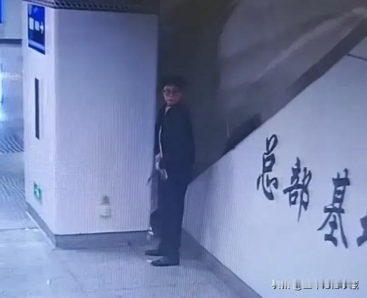 这小伙子文质彬彬，休闲夹克衫，干净整洁的衬衫，修身版休闲裤，正装皮鞋，戴着眼镜，