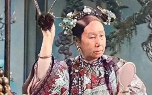 1880年，慈禧长了痔疮，烦躁的很太医们束手无策，毕竟谁敢碰太后。无奈之下，李莲